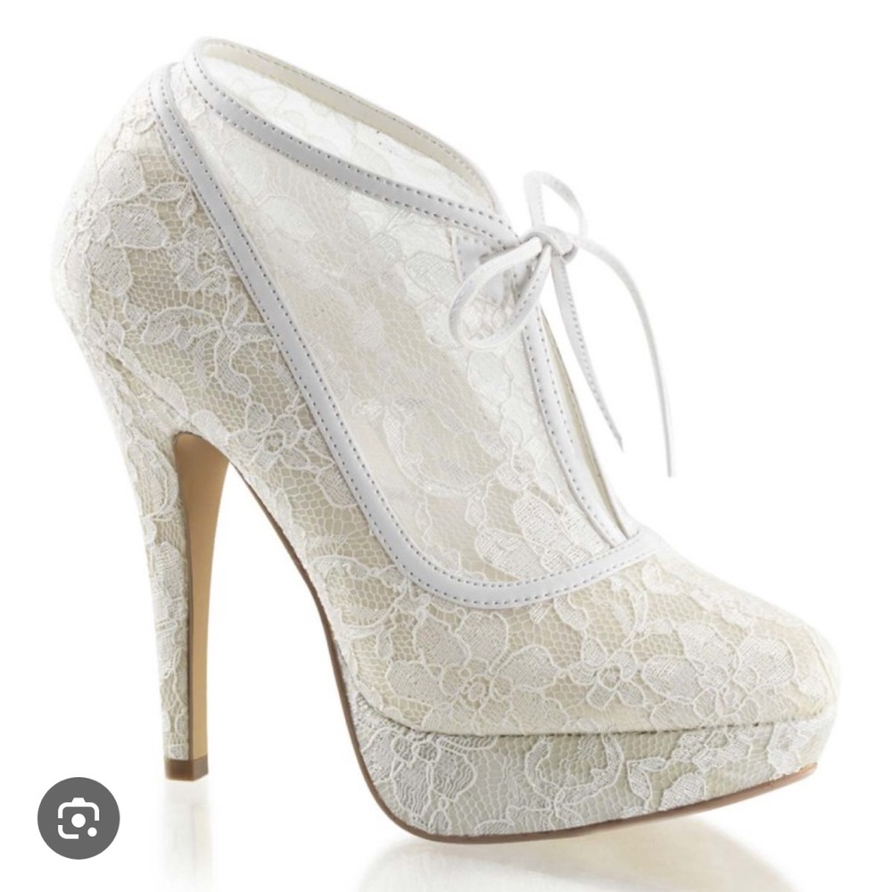 Fabulicious Lolita Ivory Lace heeled boots size 8.5